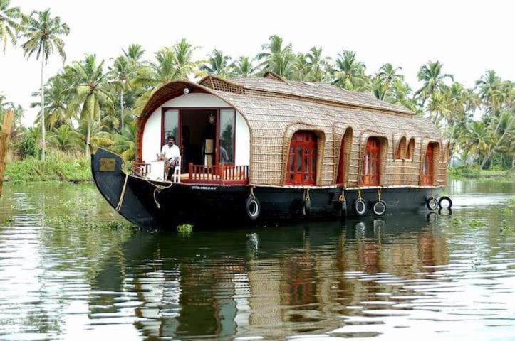 Готель Aqua Jumbo Houseboats Кумараком Екстер'єр фото